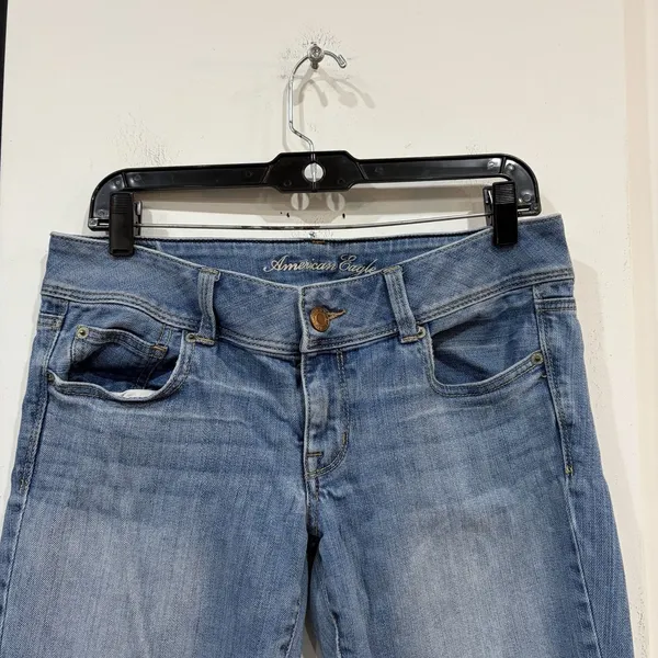 American Eagle Light Wash Slim Bootcut Jeans Size 8 Short Embroidered Pockets - Image 2
