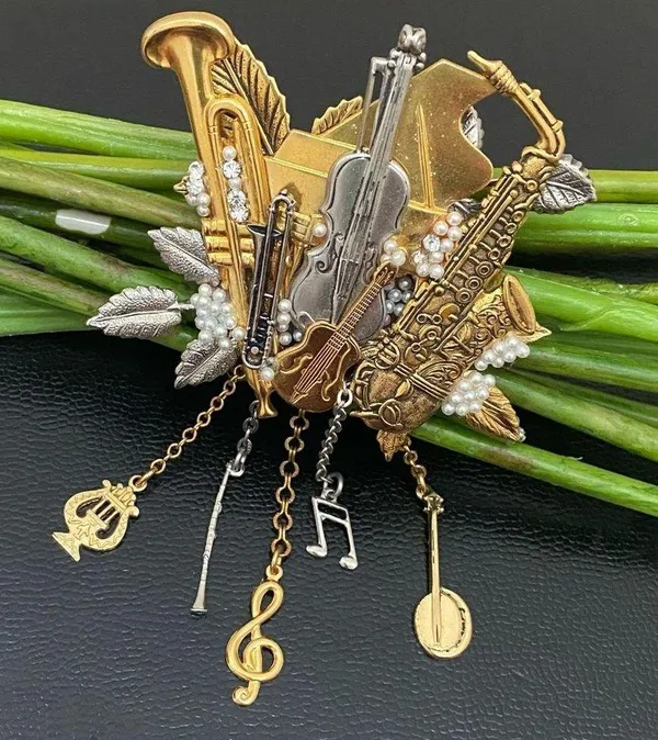 Vintage Musical Instruments Music Theme 3D Brooch 36.6g - Image 12