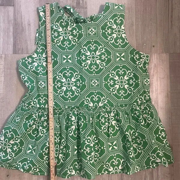 Ann Taylor sleeveless top featuring a green and white geometric print size med - Image 7