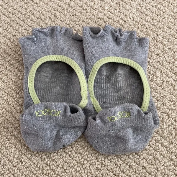 Toesox Half Toe Bellarina Grip Socks Size Medium Grey Barre Pilates Yoga EUC - Image 10