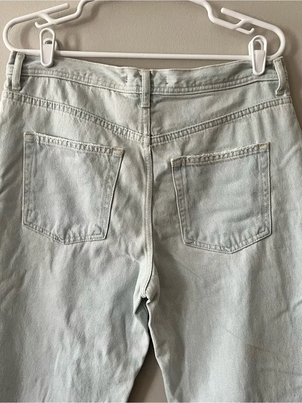 We The Free Women’s Light Wash Distressed Relaxed Jeans Size 30 - Image 7