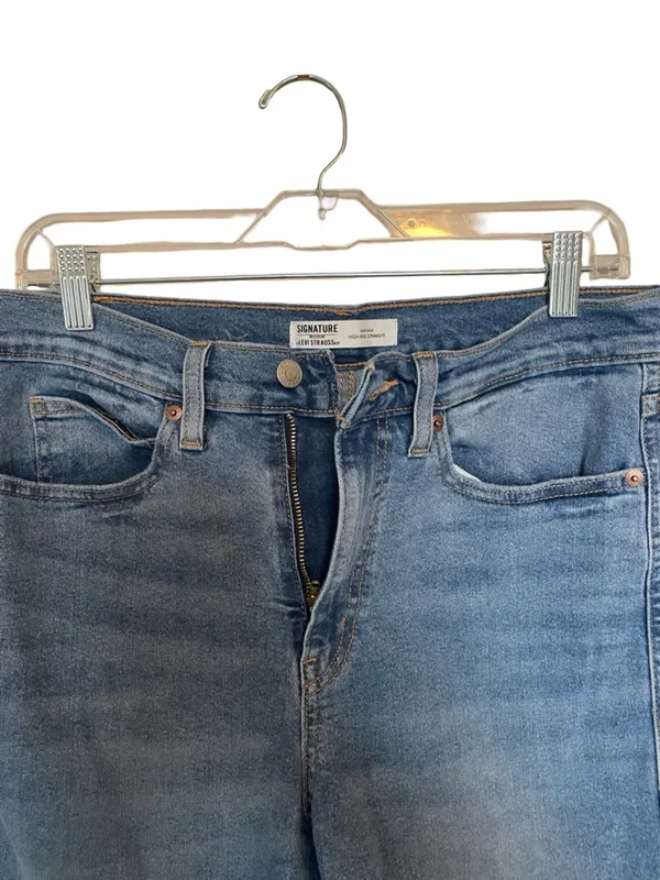 Levi’s Signature Women’s High Rise Straight Leg Jeans 30 Light Wash - Image 2