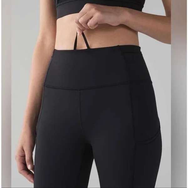 Lululemon black fast and fre 25” crop leggings with pockets size 2 - Image 3