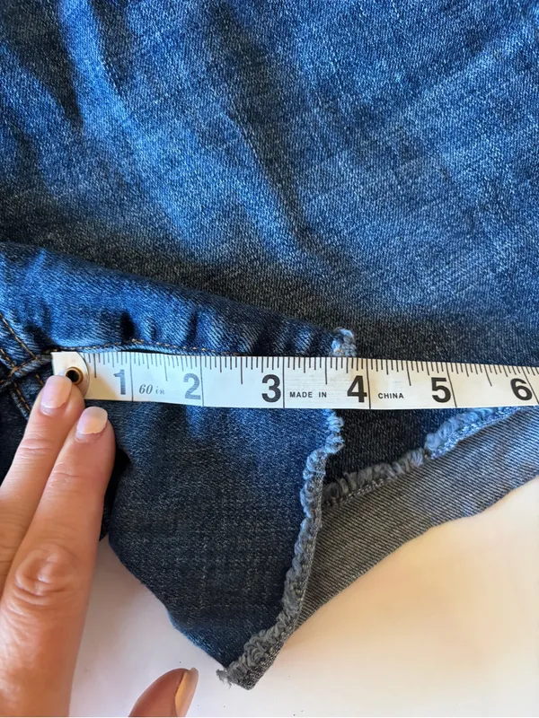 Woman’s Gap Denim Jean Shorts 4-5” Inseam Size 32 Medium Dark Wash Cutoff - Image 3