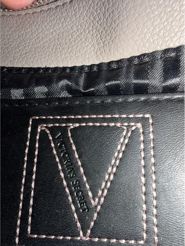 Victoria Secret gray quilted crossbody bag - Image 4