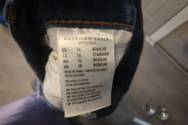 American Eagle Outfitters mom jean raw hem jeans denim in blue size 14. - Image 5