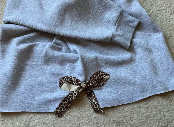 Cheetah Print Bow Sweatshirt Gray Size M - Image 4