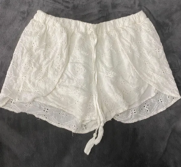 Hollister Eyelet Creme Shorts - Image 3