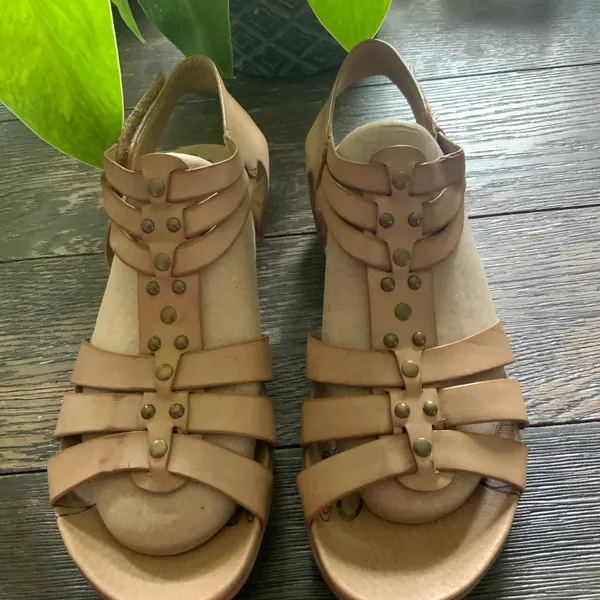 BareTraps Tan Strappy Gold Studs Leather Sandals 1” Rubber Sole Size 9 - Image 3