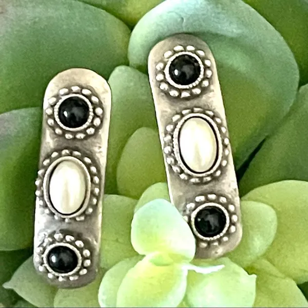 Silver tone Pearl and black post earrings - Image 2