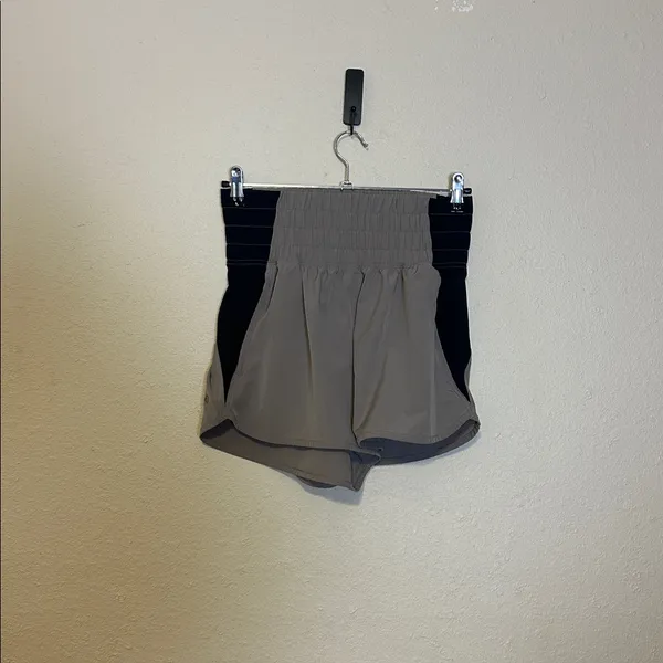 Abercrombie YPB motion‎ TEK lined fly away shorts in Tan and Black Size Small - Image 2