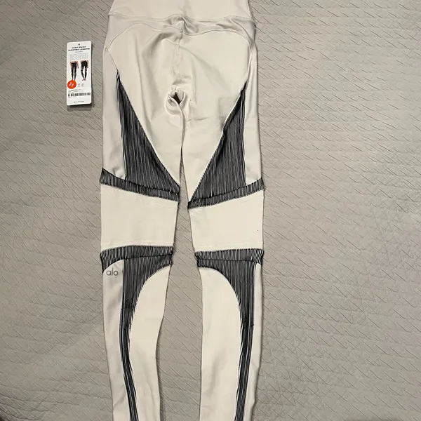 ALO High- Waisted Electric Leggings in Bone / Black SMALL - Image 10