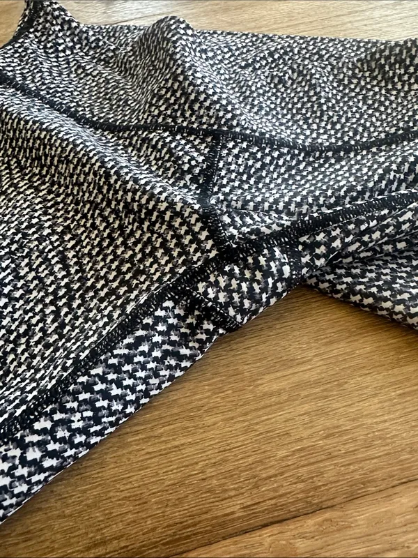Lululemon‎ patterned black white and gray Capri pants size 10 - Image 2