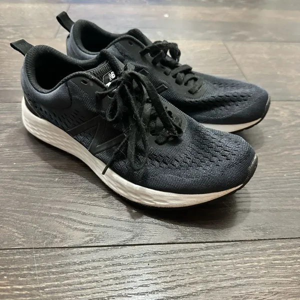 New Balance Women’s 6.5 Arishi V3 Black Sneakers - Image 2