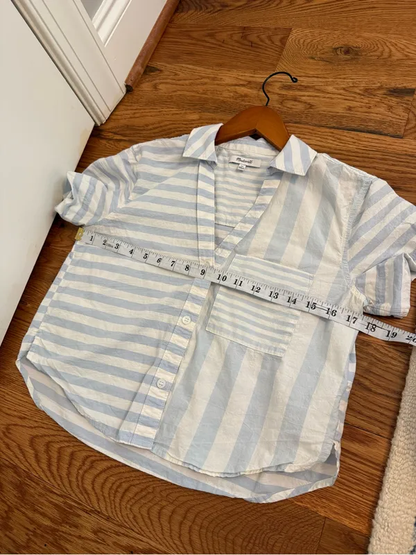 Madewell Cropped Y-Neck Button Up Shirt in Weathered Blue Mixed Stripe Size XS - Image 6