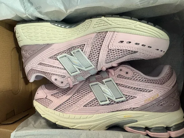 Kid’s 4.5 new balance sneaker.  - Image 2