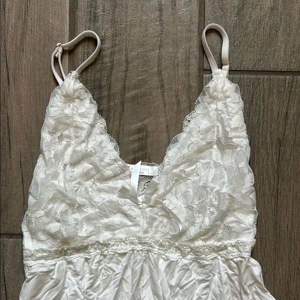 Elegant White Lace Dress - Image 4