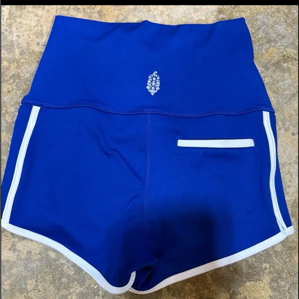 Free People Island Time Shorts. Size Small - Image 6