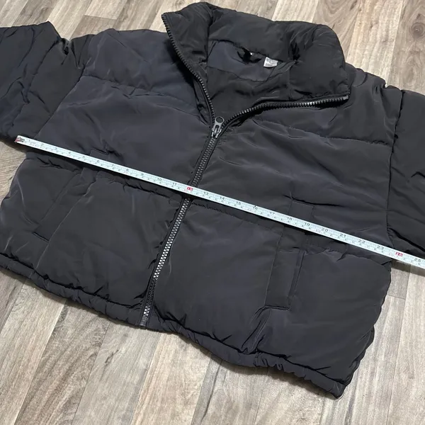 Divided Women's Black Cropped Puffer Jacket M - Image 4