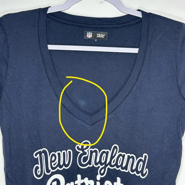 NFL Team Apparel New England Patriots Navy Blue V-Neck‎ Graphic T-Shirt Small - Image 4