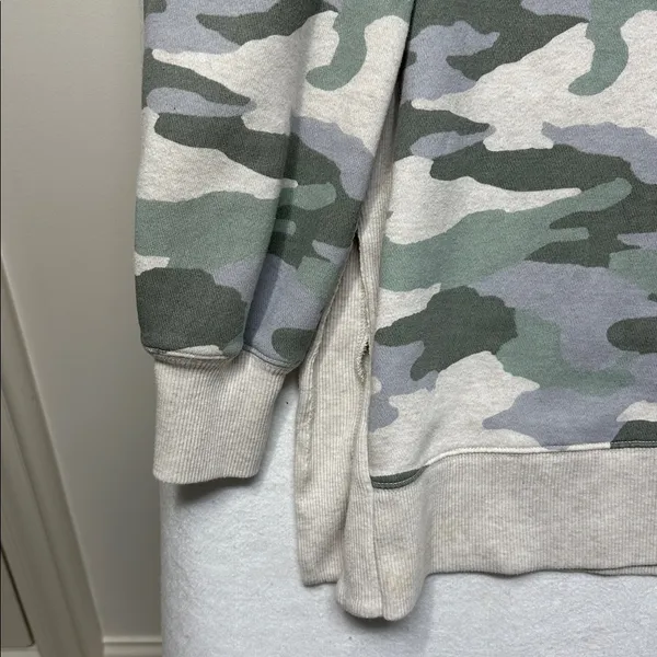 Aerie Green & Cream Camouflage Sweatshirt size M - Image 4