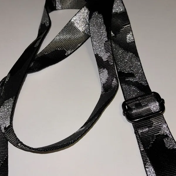 Source Unknown SILVER PUFF STYLE CROSSBODY GREAT SIZE HOLDS PHONE AND MORE FUN COLORFUL STRAP - Image 2