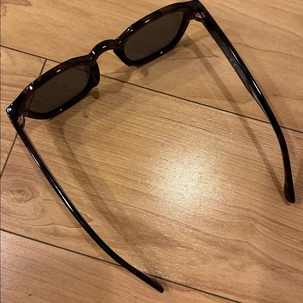 Tortoise Shell Women's Sunglasses - Image 3