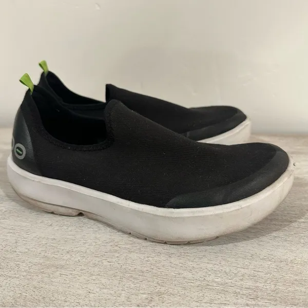 Oofos OOMG EEZEE Low Show Black and white size 7 - Image 6