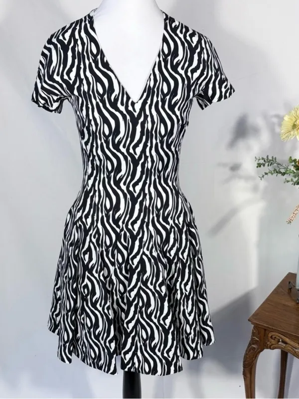 💥REISS Black White Zebra Fit & Flare V Neck Mini Dress Pockets Sz 2 💛 - Image 3