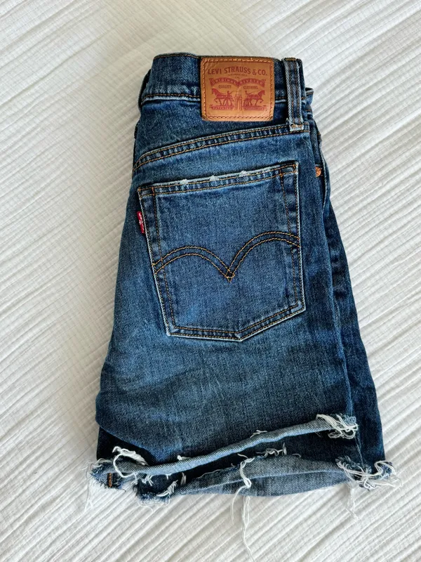 Levi's dark wash Jean shorts - Image 4