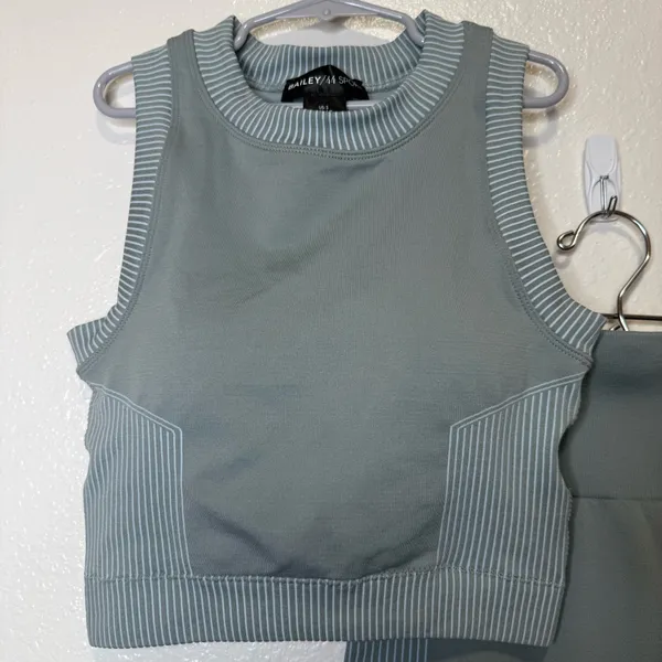 Bailey/44 Sport Set Grey Ribbed Cropped Tank and Matching Bike Shorts Size Small - Image 4