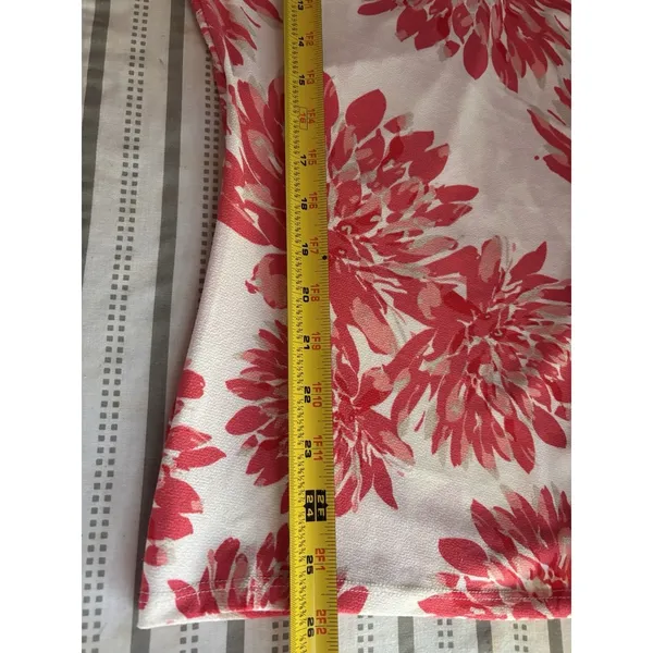 Ann Taylor Women's Sz Med Red White Floral Print Short Sleeve Draped V-Neck Top - Image 12