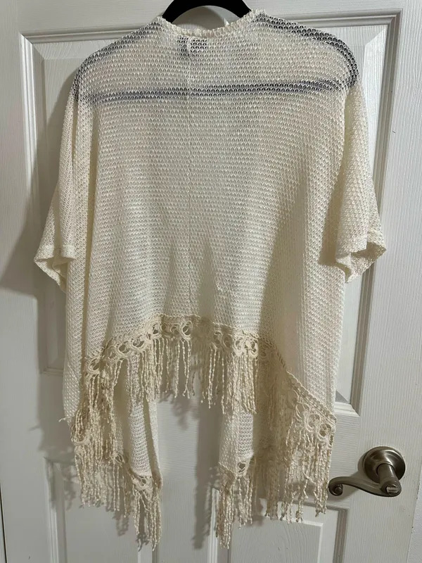 Wet Seal Cream color crotchet shawl size medium - Image 5