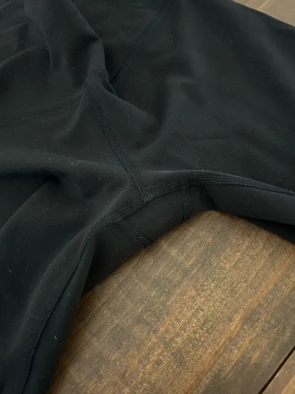 Women’s Lululemon Black Wunder Under High Rise Leggings size 6 24” - Image 6
