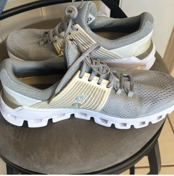 Size 8.5 On Cloud Gray/Cream Helion Cloud Tec Speedboard Running Shoes - Image 5