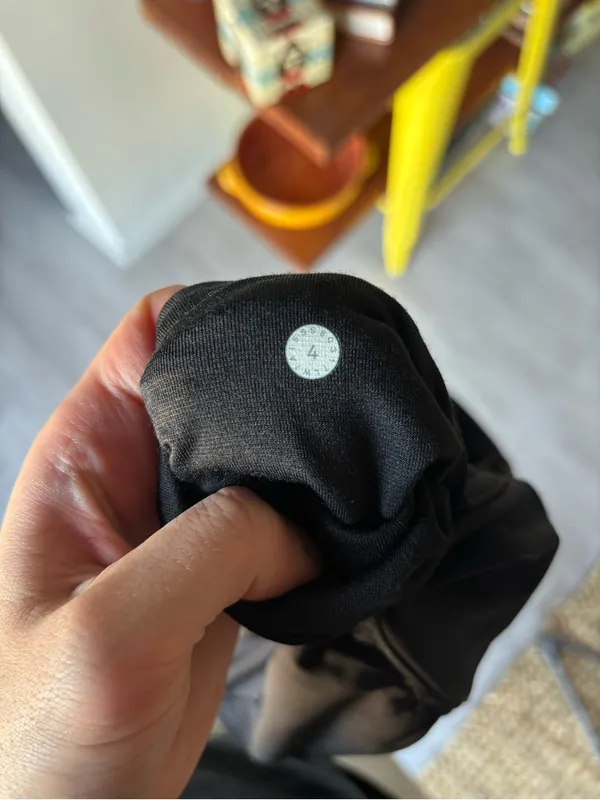 Lululemon Break Free Short 2.5" Black Size 4 Like New - Image 6