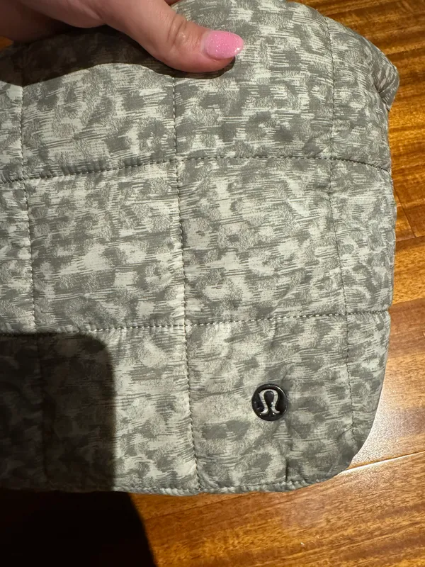 Lululemon Quilted Puff Bag 5L - Image 3