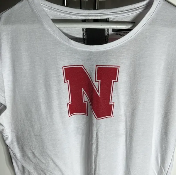 5th & Ocean Stylish white t-shirt featuring bold red lettering. Perfect for casual outings. Nebraska shirt size medium - Image 2