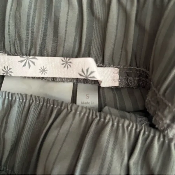 ATHLETA Perfect STRIPE SWAY Subtle Stripe Shorts ZIP Pocket - Image 8