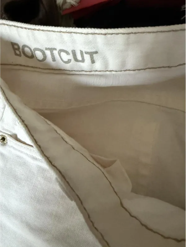 Levi’s White Bootcut Jeans with Classic Five-Pocket Design - Image 12