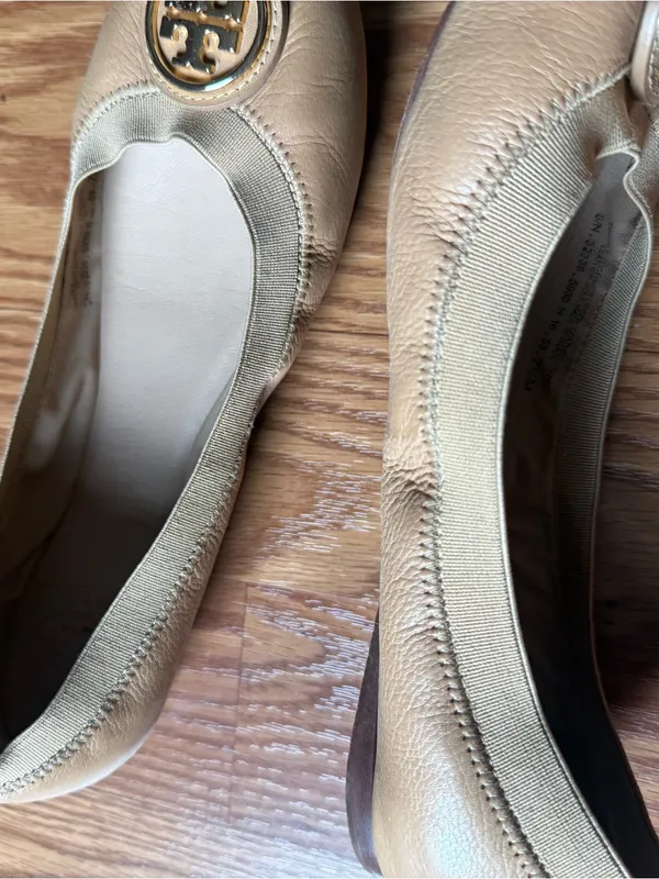 Tory Burch Beige Leather Ballet Flats with Gold Logo - Image 4