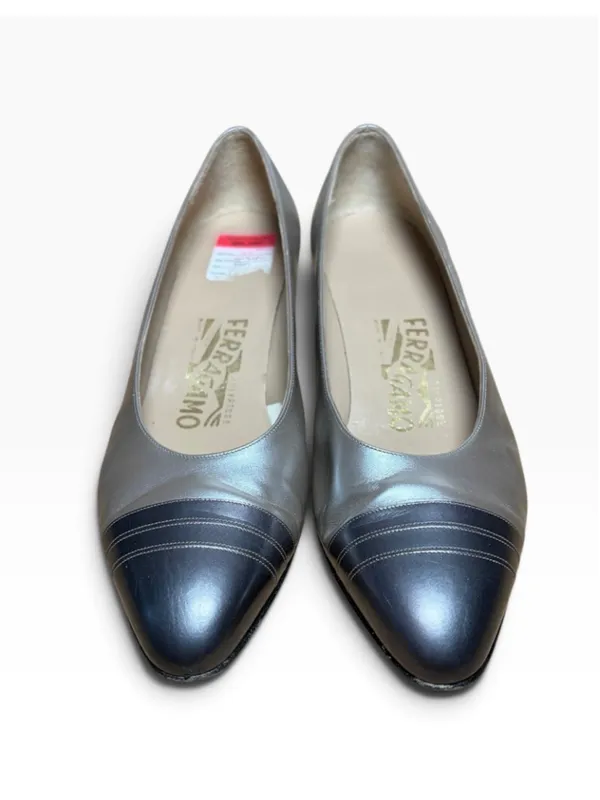 Women's Salvatore Ferragamo Heels Size 8 Beige and Blue Cap Toe Pumps - Image 2