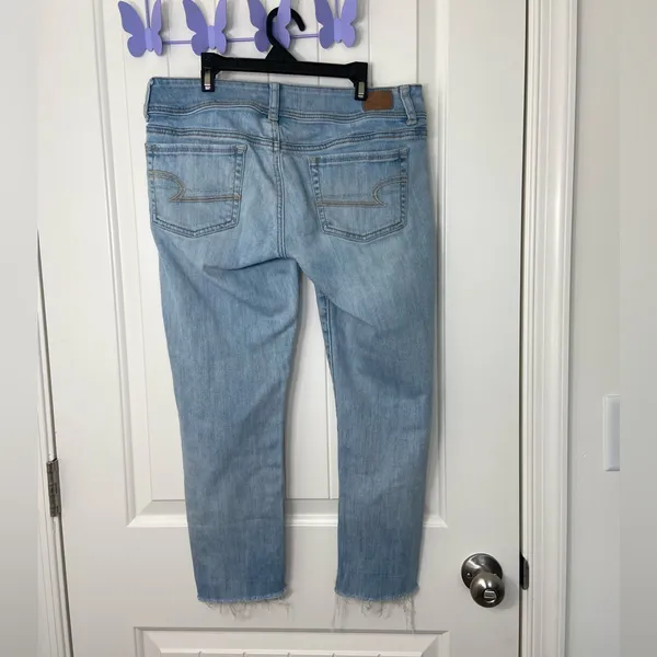 EUC American Eagle women’s light wash blue denim stretch skinny crop‎ jeans 6 - Image 4