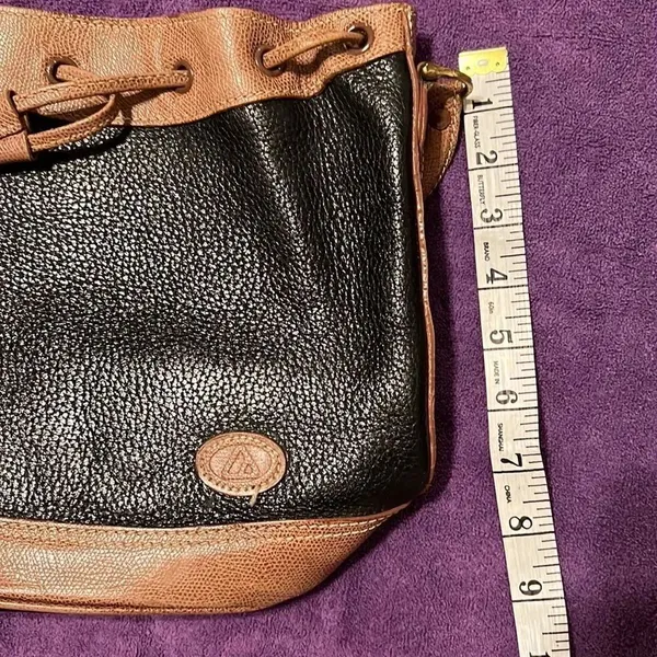 Liz Claiborne black and tan leather crossbody handbag in GUC - Image 5