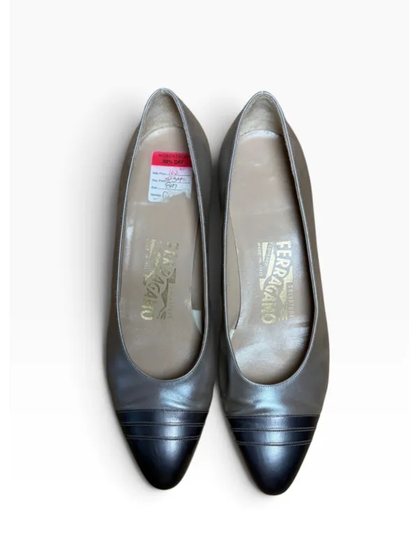 Women's Salvatore Ferragamo Heels Size 8 Beige and Blue Cap Toe Pumps - Image 4