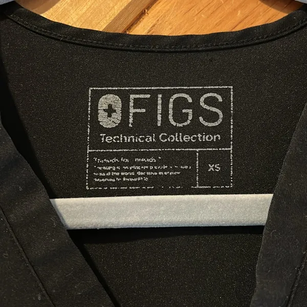 Figs Catarina One-Pocket Scrub Top in black - Image 8