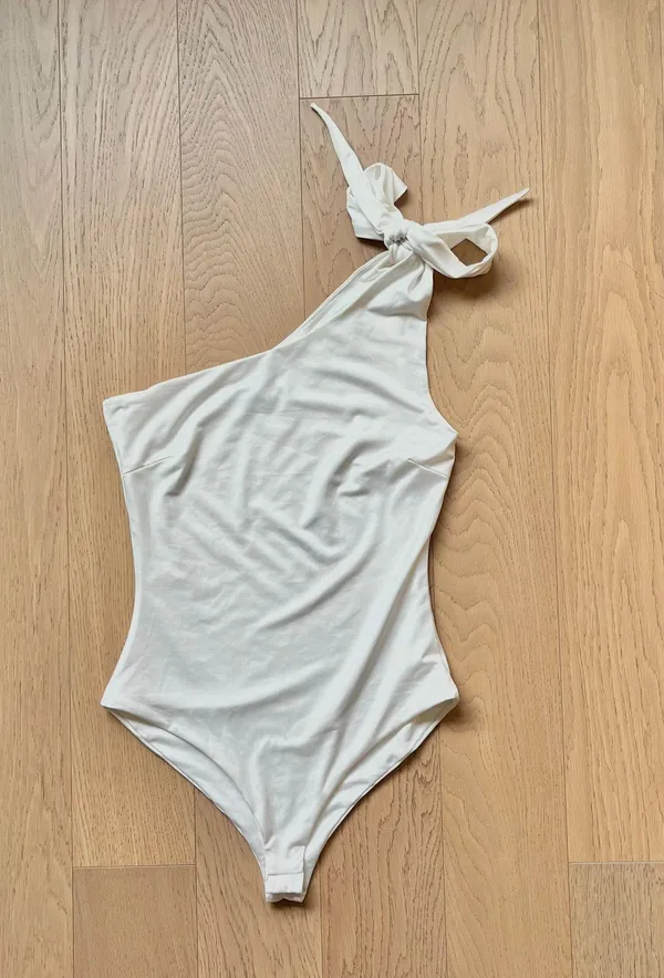 Princess Polly One Shoulder Bow Tie White Bodysuit - Image 3