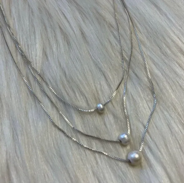 Tripple pearl layered silver tone necklace - Image 2