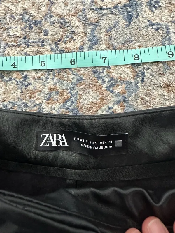 Zara Faux Leather Shorts Size XS Black Pleated Cuffed PU Tailored - Image 3