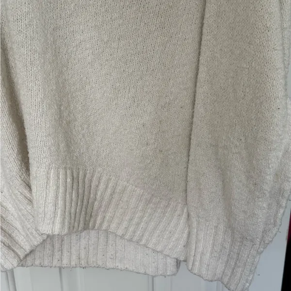 Free People Cream V-Neck Sweater ***small hole in armpit area in last pic**** - Image 5